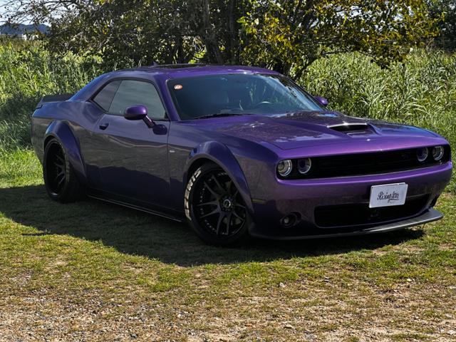 ダッジ・チャレンジャー Ｒ／Ｔ　後期型　ボディーコーティング済み　ワイドボディー　Ｂｏｒｌａマフラー　サンルーフ　２０１９年モデル　社外２０インチＡＷ　ビルシュタイン　ＡｐｐｌｅＣａｒＰｌａｙ　１年中古並行　オートチェック有り（5枚目）
