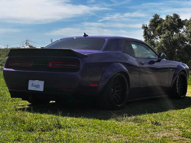 ダッジ・チャレンジャー Ｒ／Ｔ　後期型　ボディーコーティング済み　ワイドボディー　Ｂｏｒｌａマフラー　サンルーフ　２０１９年モデル　社外２０インチＡＷ　ビルシュタイン　ＡｐｐｌｅＣａｒＰｌａｙ　１年中古並行　オートチェック有り（6枚目）
