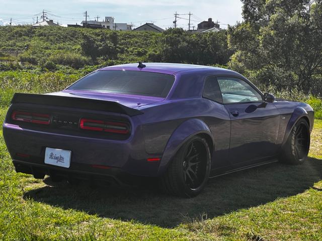 ダッジ・チャレンジャー Ｒ／Ｔ　後期型　ボディーコーティング済み　ワイドボディー　Ｂｏｒｌａマフラー　サンルーフ　２０１９年モデル　社外２０インチＡＷ　ビルシュタイン　ＡｐｐｌｅＣａｒＰｌａｙ　１年中古並行　オートチェック有り（7枚目）