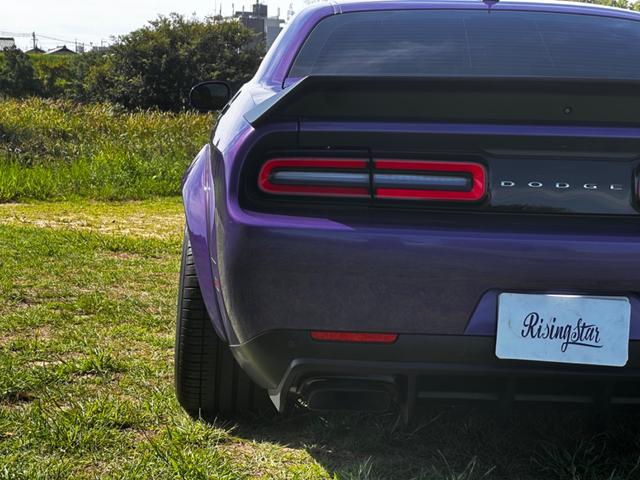 ダッジ・チャレンジャー Ｒ／Ｔ　後期型　ボディーコーティング済み　ワイドボディー　Ｂｏｒｌａマフラー　サンルーフ　２０１９年モデル　社外２０インチＡＷ　ビルシュタイン　ＡｐｐｌｅＣａｒＰｌａｙ　１年中古並行　オートチェック有り（20枚目）