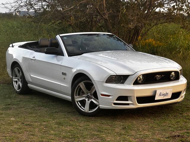 マスタング V8 GTコンバーチブル プレミアム 後期型 ボディーコーティング済み ワンオーナー Bluetooth 地デジTV 正規ディーラー車 バックカメラ 黒レザーシート 社外SDナビ パワーシート クルーズコントロール ETC シートヒーター(4枚目)