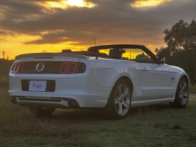 マスタング V8 GTコンバーチブル プレミアム 後期型 ボディーコーティング済み ワンオーナー Bluetooth 地デジTV 正規ディーラー車 バックカメラ 黒レザーシート 社外SDナビ パワーシート クルーズコントロール ETC シートヒーター(5枚目)