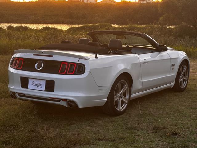 マスタング V8 GTコンバーチブル プレミアム 後期型 ボディーコーティング済み ワンオーナー Bluetooth 地デジTV 正規ディーラー車 バックカメラ 黒レザーシート 社外SDナビ パワーシート クルーズコントロール ETC シートヒーター(6枚目)