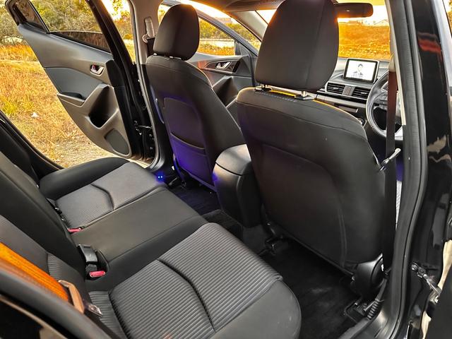 アクセラ １５Ｓ　６ＭＴ　ボディーコーティング済み　柿本改マフラー　ＷｅｄｓＳｐｏｒｔ１８インチＡＷ　Ｂｌｕｅｔｏｏｔｈ　バックカメラ　地デジフルセグＴＶ　ＬＥＤヘッドライト　オートライト　ＥＴＣ　純正ナビ　Ｐスタート（64枚目）