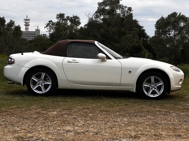 ロードスター VS ボディーコーティング済み 地デジTV バックカメラ オープンカー 社外ナビ 茶革シート シートヒーター パドルシフト スマートキー ETC HIDヘッドライト オートエアコン 16インチAW(43枚目)