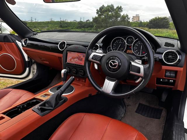 ロードスター VS ボディーコーティング済み 地デジTV バックカメラ オープンカー 社外ナビ 茶革シート シートヒーター パドルシフト スマートキー ETC HIDヘッドライト オートエアコン 16インチAW(67枚目)