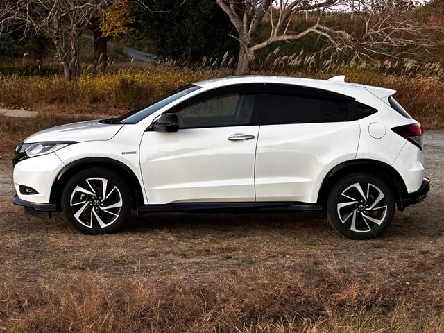 ヴェゼル ハイブリッドＲＳ・ホンダセンシング　ボディーコーティング済み　リア修復　Ｂｌｕｅｔｏｏｔｈ　地デジＴＶ　パドルシフト　ハーフレザーシート　バックカメラ　ＬＥＤヘッドライト　純正ナビ　禁煙車　シートヒーター　ＥＴＣ（10枚目）