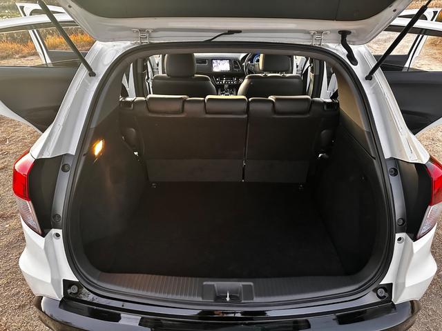 ヴェゼル ハイブリッドＲＳ・ホンダセンシング　ボディーコーティング済み　リア修復　Ｂｌｕｅｔｏｏｔｈ　地デジＴＶ　パドルシフト　ハーフレザーシート　バックカメラ　ＬＥＤヘッドライト　純正ナビ　禁煙車　シートヒーター　ＥＴＣ（63枚目）