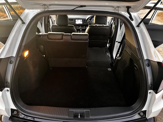 ヴェゼル ハイブリッドＲＳ・ホンダセンシング　ボディーコーティング済み　リア修復　Ｂｌｕｅｔｏｏｔｈ　地デジＴＶ　パドルシフト　ハーフレザーシート　バックカメラ　ＬＥＤヘッドライト　純正ナビ　禁煙車　シートヒーター　ＥＴＣ（64枚目）