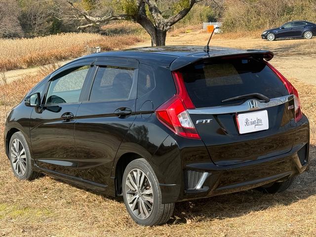 フィット 　６ＭＴ　ボディーコーティング済み　Ｂｌｕｅｔｏｏｔｈ　地デジフルセグＴＶ　バックカメラ　ＣＤ　純正１６インチアルミホイール　オートクルーズコントロール　オートエアコン　プッシュスタート　横滑り防止装置（8枚目）