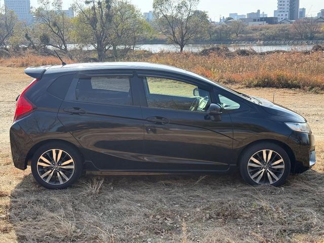 フィット 　６ＭＴ　ボディーコーティング済み　Ｂｌｕｅｔｏｏｔｈ　地デジフルセグＴＶ　バックカメラ　ＣＤ　純正１６インチアルミホイール　オートクルーズコントロール　オートエアコン　プッシュスタート　横滑り防止装置（12枚目）