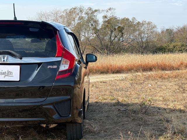 フィット 　６ＭＴ　ボディーコーティング済み　Ｂｌｕｅｔｏｏｔｈ　地デジフルセグＴＶ　バックカメラ　ＣＤ　純正１６インチアルミホイール　オートクルーズコントロール　オートエアコン　プッシュスタート　横滑り防止装置（24枚目）