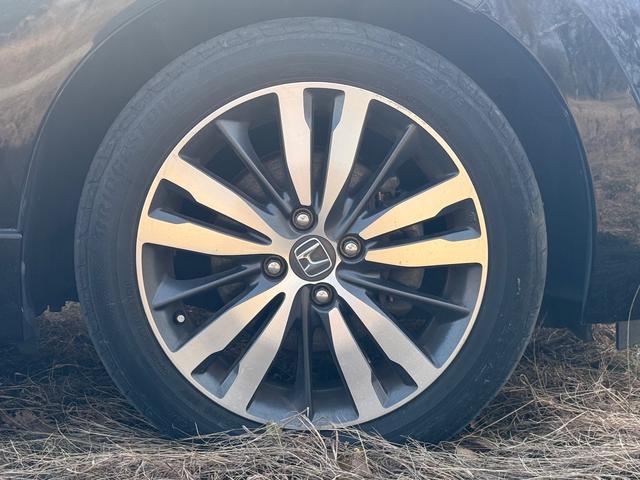 フィット 　６ＭＴ　ボディーコーティング済み　Ｂｌｕｅｔｏｏｔｈ　地デジフルセグＴＶ　バックカメラ　ＣＤ　純正１６インチアルミホイール　オートクルーズコントロール　オートエアコン　プッシュスタート　横滑り防止装置（43枚目）