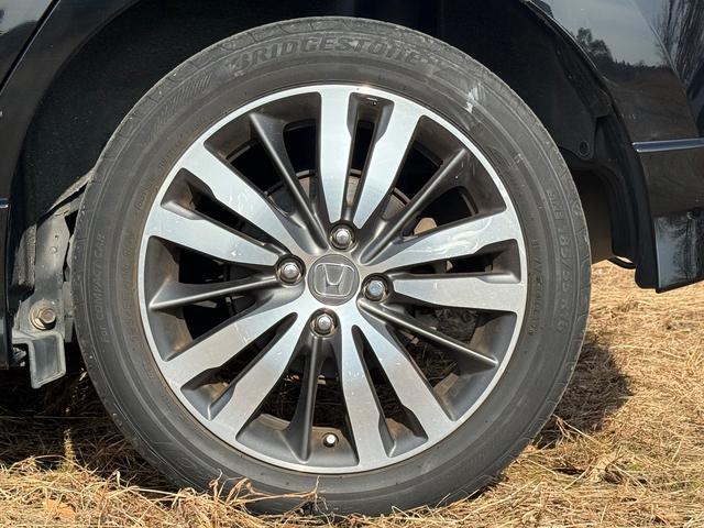 フィット 　６ＭＴ　ボディーコーティング済み　Ｂｌｕｅｔｏｏｔｈ　地デジフルセグＴＶ　バックカメラ　ＣＤ　純正１６インチアルミホイール　オートクルーズコントロール　オートエアコン　プッシュスタート　横滑り防止装置（45枚目）