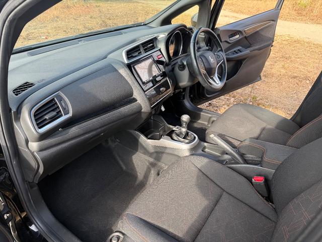 フィット 　６ＭＴ　ボディーコーティング済み　Ｂｌｕｅｔｏｏｔｈ　地デジフルセグＴＶ　バックカメラ　ＣＤ　純正１６インチアルミホイール　オートクルーズコントロール　オートエアコン　プッシュスタート　横滑り防止装置（54枚目）