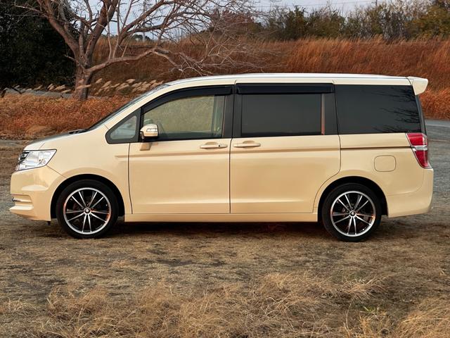 ステップワゴン Ｇ　コンフォートセレクション　ボディーコーティング済み　フリップダウンモニター　両側パワースライドドア　クリアランスソナー　バックカメラ　ドライブレコーダー　純正９インチナビ　地デジＴＶ　ＤＶＤ　ＨＩＤヘッドライト　社外１８ＡＷ（10枚目）