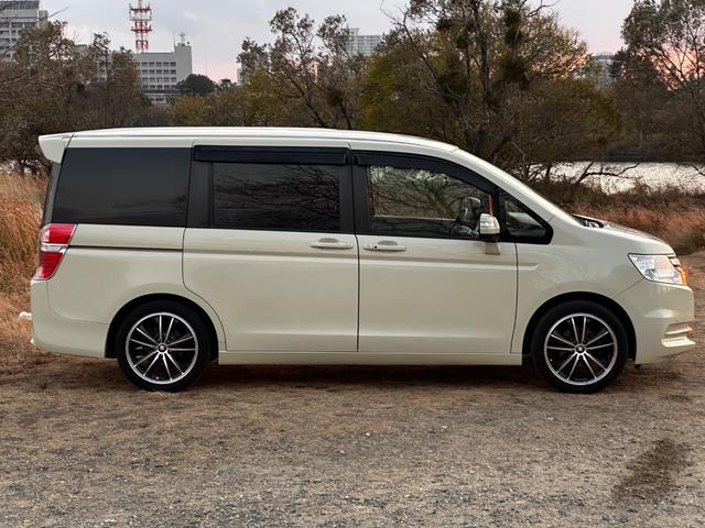 ステップワゴン Ｇ　コンフォートセレクション　ボディーコーティング済み　フリップダウンモニター　両側パワースライドドア　クリアランスソナー　バックカメラ　ドライブレコーダー　純正９インチナビ　地デジＴＶ　ＤＶＤ　ＨＩＤヘッドライト　社外１８ＡＷ（12枚目）