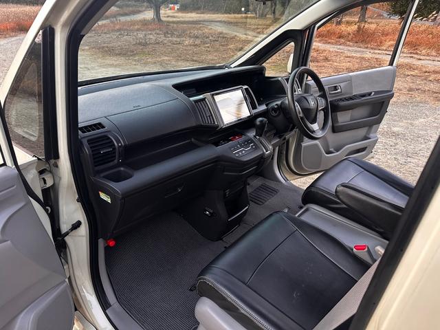 ステップワゴン Ｇ　コンフォートセレクション　ボディーコーティング済み　フリップダウンモニター　両側パワースライドドア　クリアランスソナー　バックカメラ　ドライブレコーダー　純正９インチナビ　地デジＴＶ　ＤＶＤ　ＨＩＤヘッドライト　社外１８ＡＷ（54枚目）