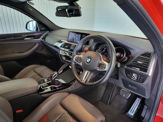 X4 M コンペティション 革シート 前席ベンチレーション&シートヒーター 後席シートヒーター 純正ナビ フルセグ 全周囲カメラ カーボン(Fスポイラー・サイドスカート) カーボンインテリア H&Rダウンサス 21AW(7枚目)