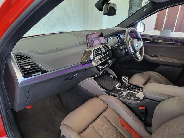 X4 M コンペティション 革シート 前席ベンチレーション&シートヒーター 後席シートヒーター 純正ナビ フルセグ 全周囲カメラ カーボン(Fスポイラー・サイドスカート) カーボンインテリア H&Rダウンサス 21AW(8枚目)