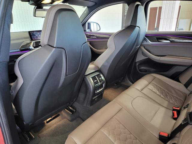X4 M コンペティション 革シート 前席ベンチレーション&シートヒーター 後席シートヒーター 純正ナビ フルセグ 全周囲カメラ カーボン(Fスポイラー・サイドスカート) カーボンインテリア H&Rダウンサス 21AW(16枚目)