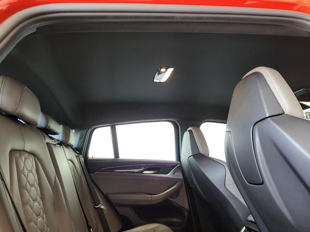 X4 M コンペティション 革シート 前席ベンチレーション&シートヒーター 後席シートヒーター 純正ナビ フルセグ 全周囲カメラ カーボン(Fスポイラー・サイドスカート) カーボンインテリア H&Rダウンサス 21AW(21枚目)