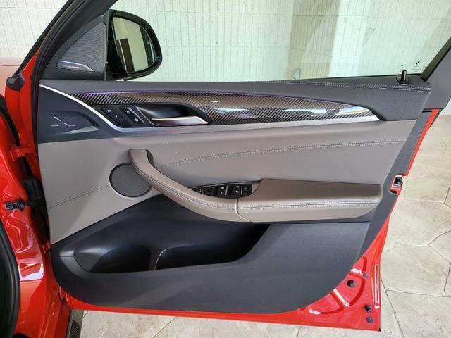 X4 M コンペティション 革シート 前席ベンチレーション&シートヒーター 後席シートヒーター 純正ナビ フルセグ 全周囲カメラ カーボン(Fスポイラー・サイドスカート) カーボンインテリア H&Rダウンサス 21AW(59枚目)