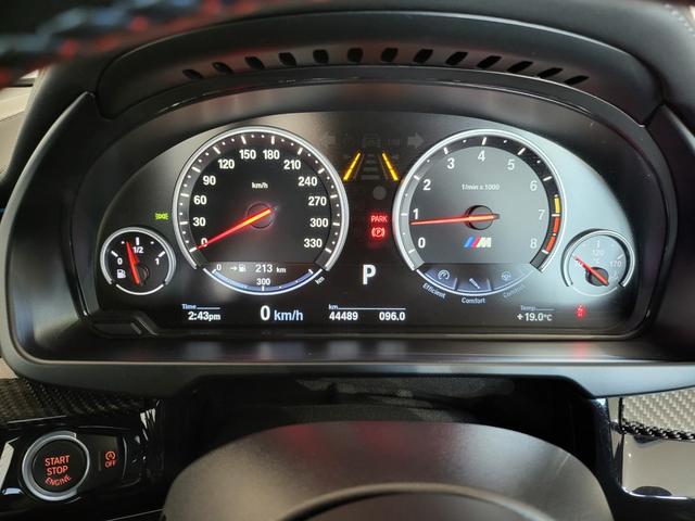 Ｘ６ Ｍ ベースグレード　サンルーフ　黒革シート　リヤエンターテインメントシステム　前席ベンチレーション＆シートヒーター　後席シートヒーター　純正ナビ　フルセグ　バックカメラ　ハーマンカードン　２１ＡＷ（4枚目）