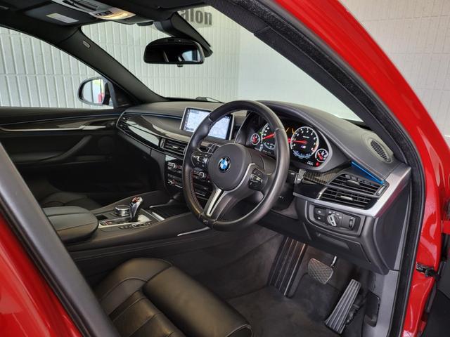 Ｘ６ Ｍ ベースグレード　サンルーフ　黒革シート　リヤエンターテインメントシステム　前席ベンチレーション＆シートヒーター　後席シートヒーター　純正ナビ　フルセグ　バックカメラ　ハーマンカードン　２１ＡＷ（7枚目）