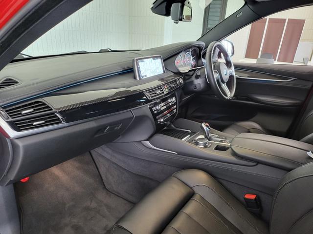 Ｘ６ Ｍ ベースグレード　サンルーフ　黒革シート　リヤエンターテインメントシステム　前席ベンチレーション＆シートヒーター　後席シートヒーター　純正ナビ　フルセグ　バックカメラ　ハーマンカードン　２１ＡＷ（8枚目）