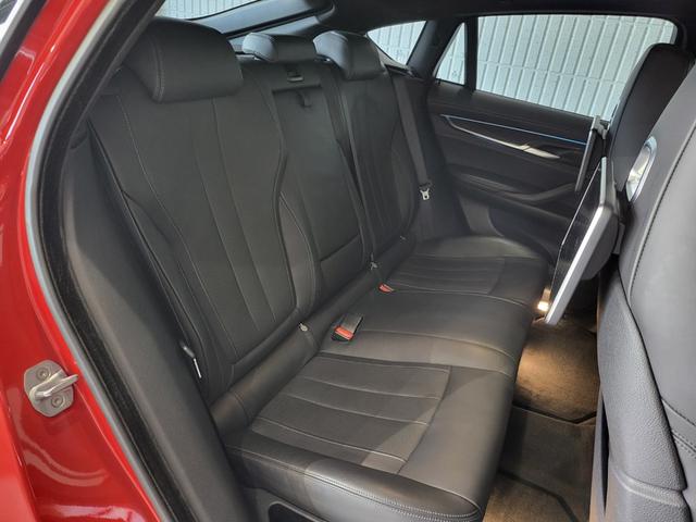 Ｘ６ Ｍ ベースグレード　サンルーフ　黒革シート　リヤエンターテインメントシステム　前席ベンチレーション＆シートヒーター　後席シートヒーター　純正ナビ　フルセグ　バックカメラ　ハーマンカードン　２１ＡＷ（13枚目）