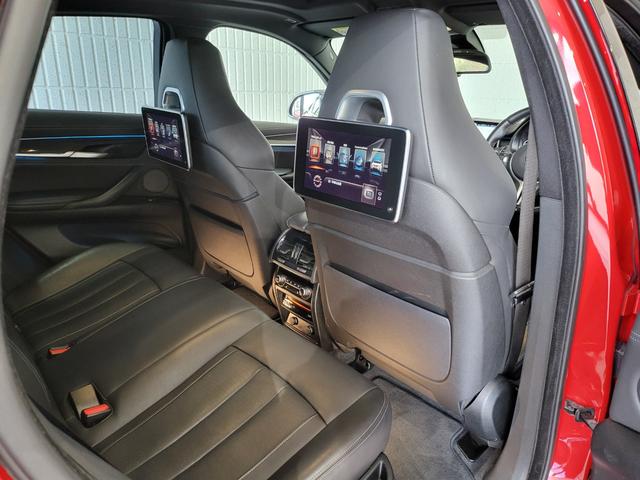 Ｘ６ Ｍ ベースグレード　サンルーフ　黒革シート　リヤエンターテインメントシステム　前席ベンチレーション＆シートヒーター　後席シートヒーター　純正ナビ　フルセグ　バックカメラ　ハーマンカードン　２１ＡＷ（14枚目）