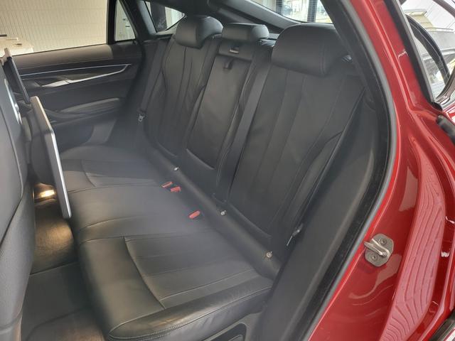 Ｘ６ Ｍ ベースグレード　サンルーフ　黒革シート　リヤエンターテインメントシステム　前席ベンチレーション＆シートヒーター　後席シートヒーター　純正ナビ　フルセグ　バックカメラ　ハーマンカードン　２１ＡＷ（15枚目）
