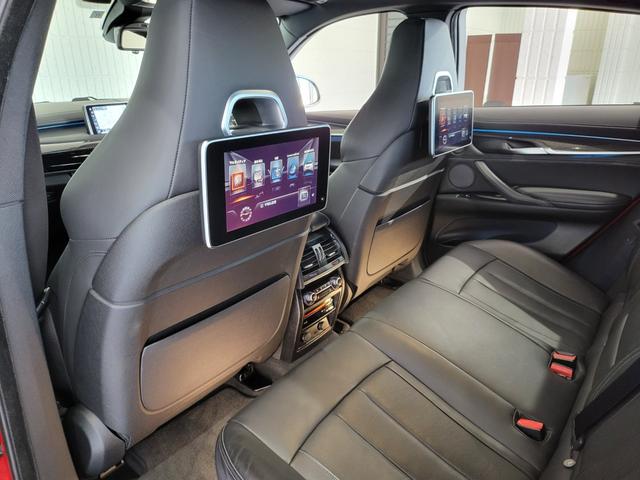 Ｘ６ Ｍ ベースグレード　サンルーフ　黒革シート　リヤエンターテインメントシステム　前席ベンチレーション＆シートヒーター　後席シートヒーター　純正ナビ　フルセグ　バックカメラ　ハーマンカードン　２１ＡＷ（16枚目）