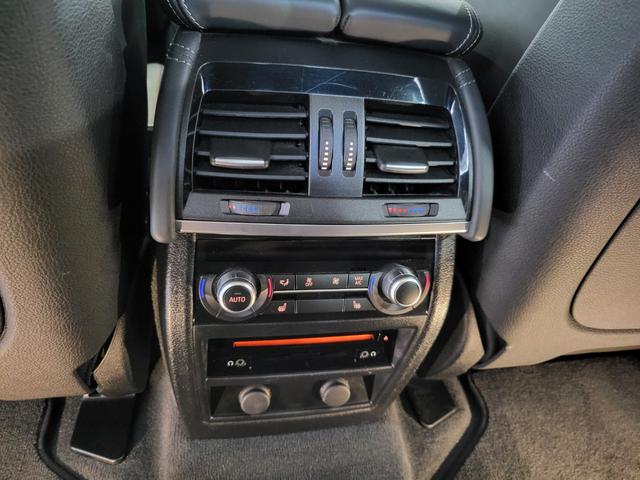 Ｘ６ Ｍ ベースグレード　サンルーフ　黒革シート　リヤエンターテインメントシステム　前席ベンチレーション＆シートヒーター　後席シートヒーター　純正ナビ　フルセグ　バックカメラ　ハーマンカードン　２１ＡＷ（17枚目）