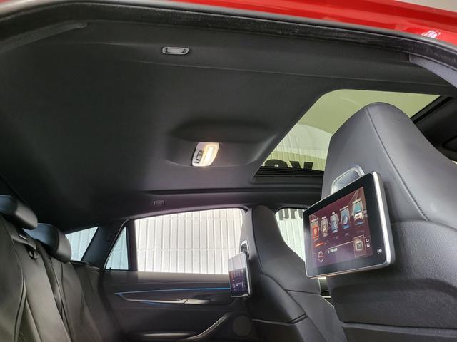 Ｘ６ Ｍ ベースグレード　サンルーフ　黒革シート　リヤエンターテインメントシステム　前席ベンチレーション＆シートヒーター　後席シートヒーター　純正ナビ　フルセグ　バックカメラ　ハーマンカードン　２１ＡＷ（23枚目）