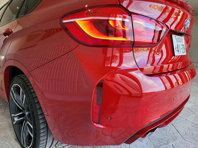 Ｘ６ Ｍ ベースグレード　サンルーフ　黒革シート　リヤエンターテインメントシステム　前席ベンチレーション＆シートヒーター　後席シートヒーター　純正ナビ　フルセグ　バックカメラ　ハーマンカードン　２１ＡＷ（37枚目）