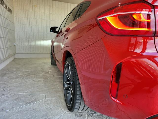 Ｘ６ Ｍ ベースグレード　サンルーフ　黒革シート　リヤエンターテインメントシステム　前席ベンチレーション＆シートヒーター　後席シートヒーター　純正ナビ　フルセグ　バックカメラ　ハーマンカードン　２１ＡＷ（38枚目）