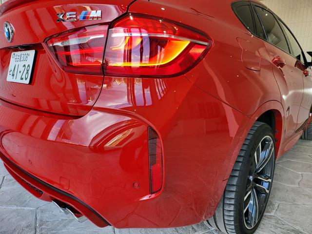 Ｘ６ Ｍ ベースグレード　サンルーフ　黒革シート　リヤエンターテインメントシステム　前席ベンチレーション＆シートヒーター　後席シートヒーター　純正ナビ　フルセグ　バックカメラ　ハーマンカードン　２１ＡＷ（39枚目）