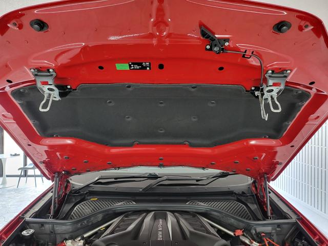 Ｘ６ Ｍ ベースグレード　サンルーフ　黒革シート　リヤエンターテインメントシステム　前席ベンチレーション＆シートヒーター　後席シートヒーター　純正ナビ　フルセグ　バックカメラ　ハーマンカードン　２１ＡＷ（44枚目）