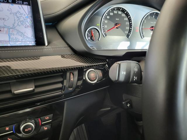 Ｘ６ Ｍ ベースグレード　サンルーフ　黒革シート　リヤエンターテインメントシステム　前席ベンチレーション＆シートヒーター　後席シートヒーター　純正ナビ　フルセグ　バックカメラ　ハーマンカードン　２１ＡＷ（56枚目）