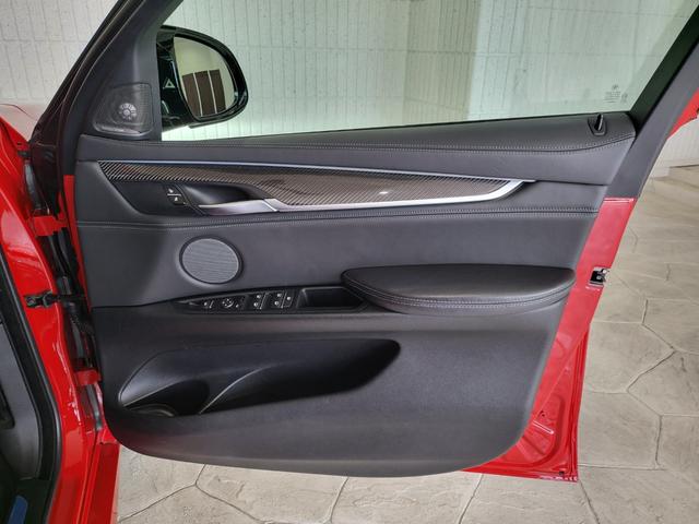 Ｘ６ Ｍ ベースグレード　サンルーフ　黒革シート　リヤエンターテインメントシステム　前席ベンチレーション＆シートヒーター　後席シートヒーター　純正ナビ　フルセグ　バックカメラ　ハーマンカードン　２１ＡＷ（61枚目）