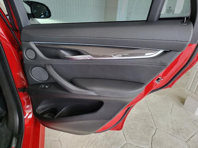 Ｘ６ Ｍ ベースグレード　サンルーフ　黒革シート　リヤエンターテインメントシステム　前席ベンチレーション＆シートヒーター　後席シートヒーター　純正ナビ　フルセグ　バックカメラ　ハーマンカードン　２１ＡＷ（65枚目）