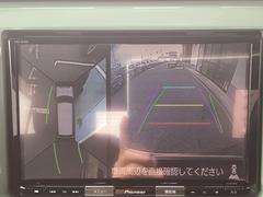 【全方位型モニター】クルマを上空から見下ろしているかのように、直感的に周囲の状況を把握できる全方位型モニター。狭い場所での駐車でも周囲が映像で確認できます。 3