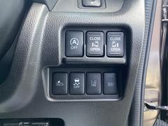 両側電動スライドドア装備！運転席よりボタン一つで開閉可能でございます。 3