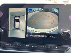 移動物検知機能付きアラウンドビューモニターが駐停車時に真上から見た車全体の様子をナビの画面で表示してくれます 5
