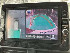 アラウンドモニター、上空から見下ろしているかのような映像をディスプレイに映し出し、スムースな駐車をサポートします。さらに、人や自転車など周囲に動くものがいる場合には、表示とブザーで注意を促します。 3