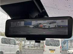 インテリジェント　ルームミラー、車両後方のカメラ映像をミラー面に映し出すので、車内の状況や、天候などに影響されずいつでもクリアな後方視界が得られます。 7