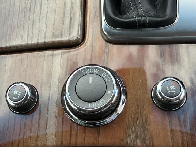 フーガハイブリッド ＶＩＰ　［ＨＤＤナビ・ＴＶ・本革シート・ＥＴＣ・ドライブレコーダー・１８インチ純正アルミホイール・バックモニター・全席電動パワーシート・クルーズコントロール・リア電動サンシェイド・後席読書灯］（23枚目）