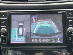 移動物検知機能付きアラウンドビューモニターが駐停車時に真上から見た車全体の様子をナビの画面で表示してくれます 2